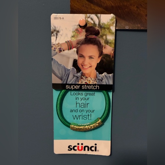 scunci Other - Scunci Green Hair Accessory with Gold Accent